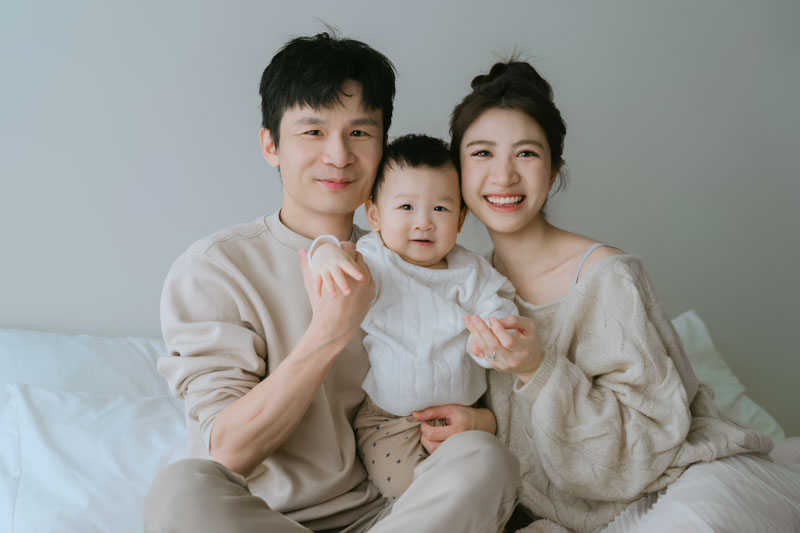 SJwedding鯊魚婚紗婚攝團隊雨翰在台北拍攝的全家福寫真” width=